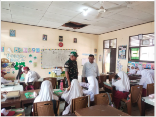 Babinsa Koramil 08/KM Dampingi Pelaksanaan Program Makan Bergizi Gratis di Sekolah